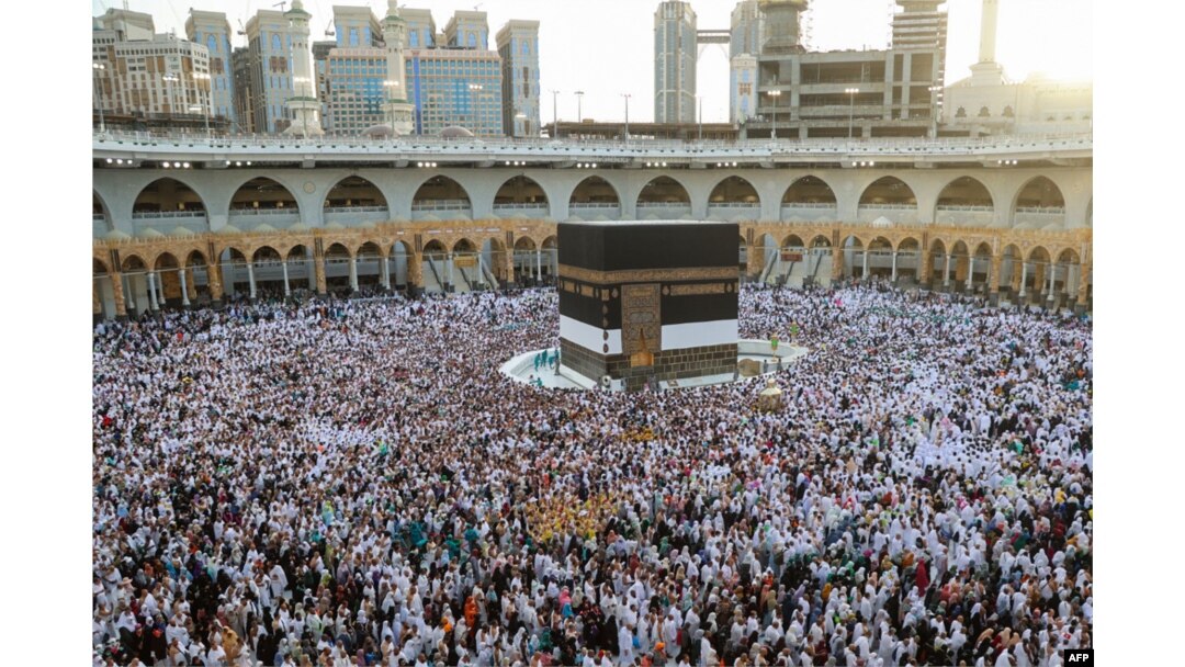 Puluhan ribu jemaah Haji melakukan tawaf (mengelilingi Ka'bah) di Masjid Haram, Mekkah, Arab Saudi (2/7).