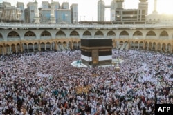 Puluhan ribu jemaah Haji melakukan tawaf (mengelilingi Ka'bah) di Masjid Haram, Mekkah, Arab Saudi (2/7).