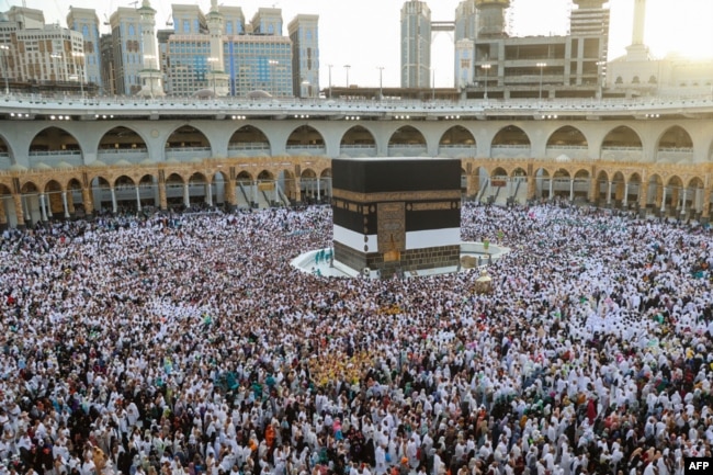 Puluhan ribu jemaah Haji melakukan tawaf (mengelilingi Ka'bah) di Masjid Haram, Mekkah, Arab Saudi (2/7).