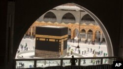 Ilustrasi - Jemaah haji mengelilingi Ka'bah di Masjidil Haram, Makkah, Arab Saudi, Kamis, 22 Juli 2021. (AP Photo/Amr Nabil)