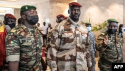 Le colonel Mamady Doumbouya (au centre) quitte une réunion avec des représentants de la CEDEAO à Conakry, le 17 septembre 2021.