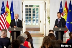조 바이든 미국 대통령(왼쪽)과 페드로 산체스 스페인 총리가 28일 스페인 마드리드에서 회담 후 공동기자회견을 했다.