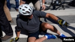 Presiden Amerika Joe Biden jatuh dari sepedanya di Rehoboth Beach, Delaware, Sabtu (18/6). 