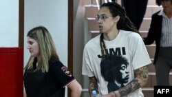 La superstar américaine du basket-ball Brittney Griner arrive au tribunal de Khimki, à l'extérieur de Moscou, le 1er juillet 2022.