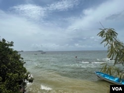 A dive flag to the left, about 100 meters offshore, denotes the location of the underwater museum in Dakar, Senegal as seen on June 20, 2022. (Annika Hammerschlag/VOA)