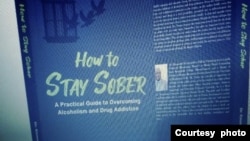 "How to Stay Sober," bhuku raDoctor Emmanuel Nzuzu rinobatsira vane dambudziko nezvinodhaka.