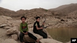 تصویری از یک کودک‌سرباز ١٧ ساله در نزدیکی یک سد آب در مارب، یمن. ٣٠ ژوئیه ٢٠١٨ 