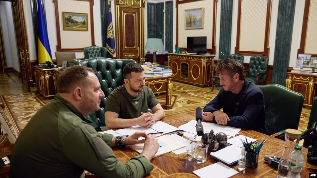 This handout picture taken and released by Ukraine's presidential press-service on June 28, 2022 shows the Ukrainian President Volodymyr Zelenskyy, center, talking with US actor Sean Penn, right, next to Ukraine official Andriy Yermak during a meeting in Kyiv. 