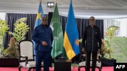 Président Oaul Kagame ya Rwanda (G) na Président Félix Tshisekedi (D) na Rubavu, Rwanda, 25 juin 2021.