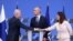 Ngoại trưởng Phần Lan Pekka Haavisto bắt tay với Ngoại trưởng Thụy Điển Ann Linde và Tổng thư ký NATO Jens Stoltenberg (giữa) sau cuộc họp báo ở Brussels, ngày 5/7/2022.