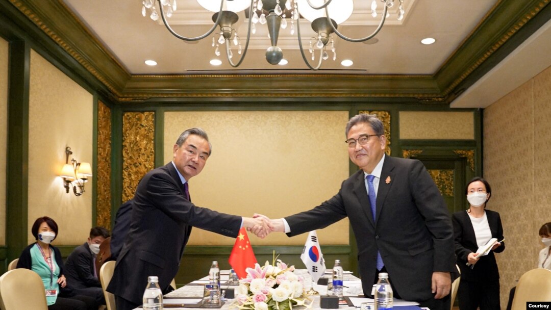 韩国外交部长朴振在印度尼西亚巴厘岛会晤中国外长王毅.