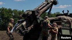 Архівне фото. Українські військовики заряджають французьку гаубицю CAESAR, Донеччина, 8 червня 2022. REUTERS/Stringer