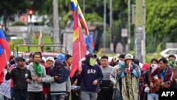 Indígenas llegan al Parque El Arbolito en Quito el 26 de junio de 2022 para reunirse con el presidente de la Confederación de Nacionalidades Indígenas de Ecuador (Conaie) Leonidas Iza frente a la Casa de la Cultura.