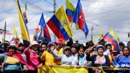 Personas de diferentes grupos indígenas, feministas y estudiantes marchan mientras protestan contra el gobierno del presidente de Ecuador, Guillermo Lasso, en Quito, Ecuador, el 30 de junio de 2022.