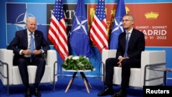조 바이든(왼쪽) 미국 대통령이 29일 스페인 마드리드 북대서양조약기구(NATO·나토) 정상회의 현장에서 옌스 스톨텐베르그 나토 사무총장과 회동하고 있다.