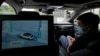 Sebuah layar memberikan visualisasi area sekitar taksi swakemudi yang dikembangkan oleh raksasa teknologi Baidu Inc., di Beijing, 14 Juni 2022. (AP/Ng Han Guan)