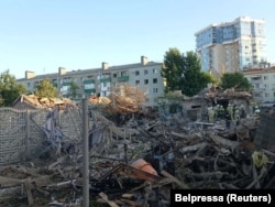3일 러시아 벨고로드 시내 아파트 폭발 현장에서 구조요원들이 활동하고 있다. 우크라이나 국경에서 가까운 곳이다.