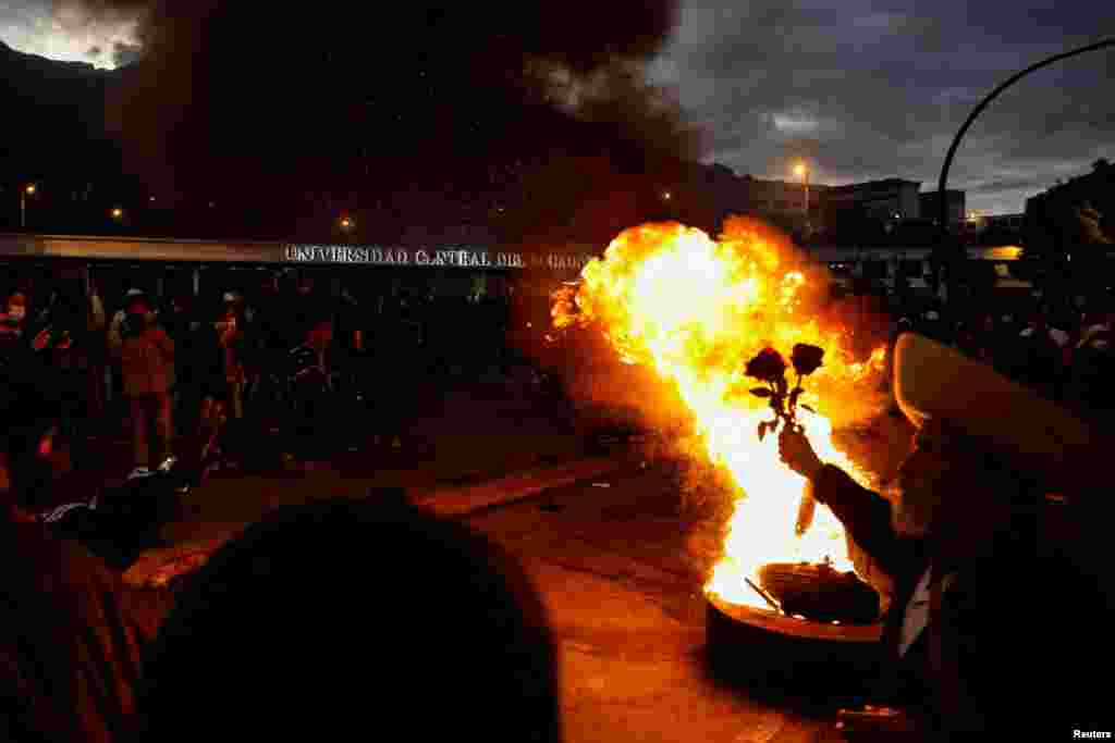 Los manifestantes se reúnen alrededor de una barricada en llamas en una calle de Quito, Ecuador, el 20 de junio de 2022.