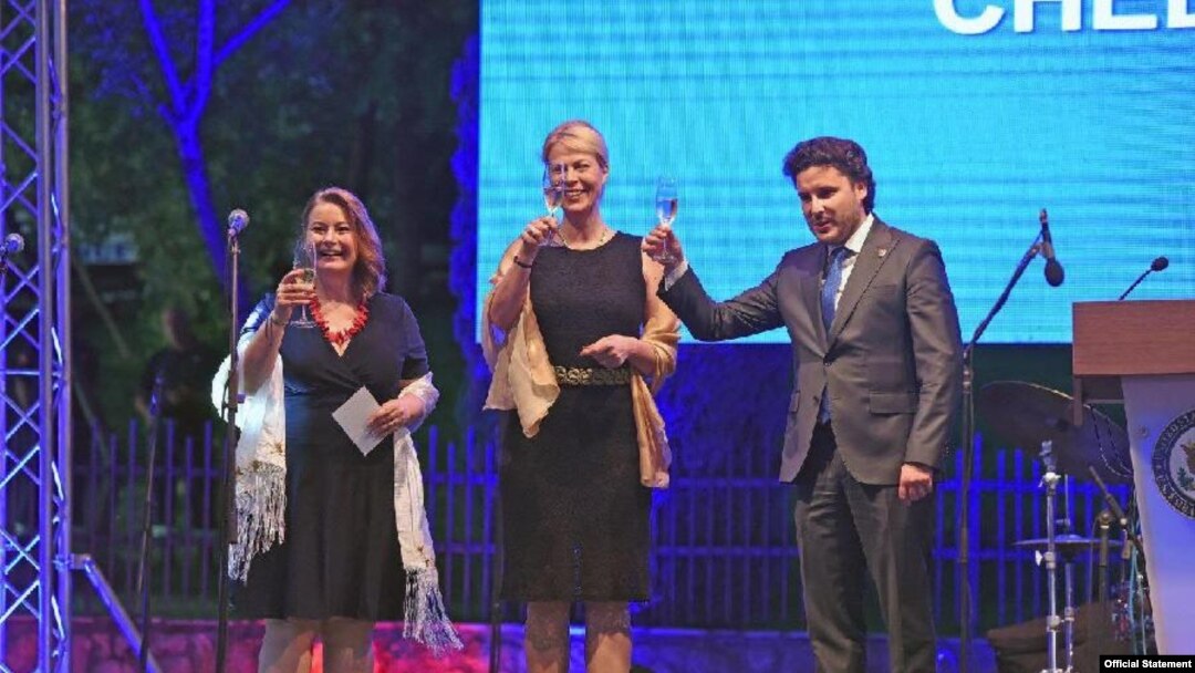 Američka ambasadorka u Crnoj Gori Džudi Rajzing Rajnke (L), predsednica Skupštine Crne Gore Danijela Đurović i crnogorski premijer Dritan Abazović na prijemu povodom Dana nezavisnosti SAD (Foto: gov.me)