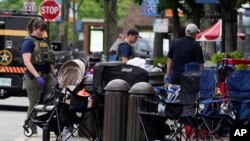 Policías realizan una búsqueda después de un tiroteo masivo en el desfile del 4 de julio de Highland Park, Illinois, un suburbio de Chicago, el lunes 4 de julio de 2022. (AP Photo/Nam Y. Huh)