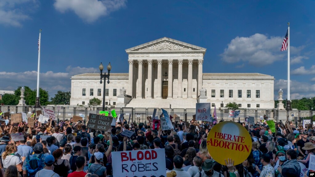 Những người ủng hộ và chống phá thai biểu tình trước Tòa án Tối cao Mỹ ngày 24/6/2022.