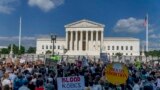 Manifestantes a favor del derecho al aborto y contra el aborto se reúnen frente a la Corte Suprema en Washington, el viernes 24 de junio de 2022. (Foto AP/Gemunu Amarasinghe)