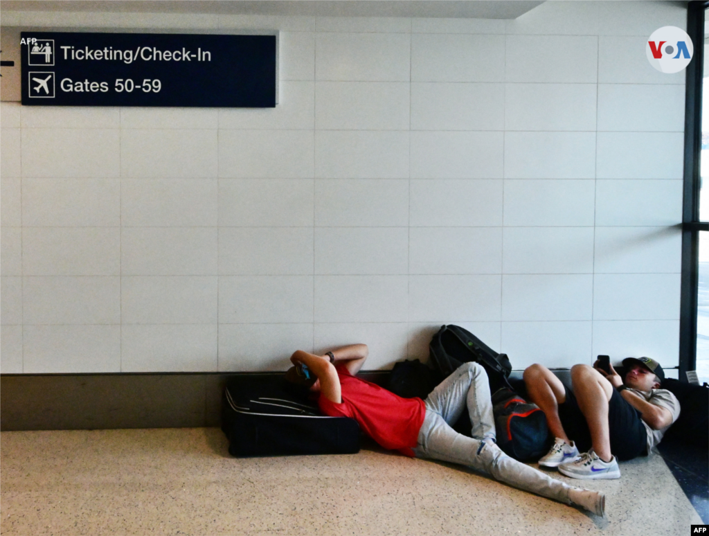 El flujo de pasajeros en el aeropuerto de Los Ángeles también ha sido alto. Algunos viajeros han encontrado en el suelo un momento de descanso en medio de la espera.