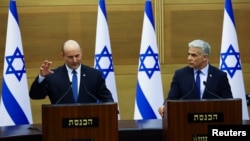  Israeli Prime Minister Naftali Bennett and Foreign Minister Yair Lapid give a statement at the Knesset, Israel's parliament, in Jerusalem, June 20, 2022, that the country will head to new elections.