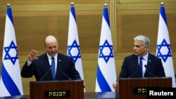 以色列总理贝内特和外长拉皮德在耶路撒冷对以色列议会发表声明。(2022年6月20日)