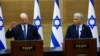 Perdana Menteri Israel Naftali Bennett (kiri) dan mitra koalisinya Menlu Yair Lapid akan membubarkan pemerintah koalisi negara itu, dalam konferensi pers di Yerusalem hari Senin (20/6). 