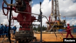 ARCHIVO - Un pozo petrolero es operado por la estatal venezolana PDVSA en Morichal, estado Monagas, en julio de 2011.