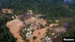 ARCHIVO - Vista aérea de una mina ilegal de oro, también conocidas como 'garimpo', en la región del Amazonas, en las proximidades de la localidad de Crepurizao, en Brasil, en agosto de 2017.