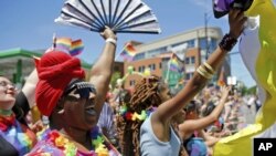 Participantes gritan durante el 51º desfile del orgullo LGBTQ, el domingo 26 de junio de 2022, en Chicago. (Foto AP/Jon Durr)