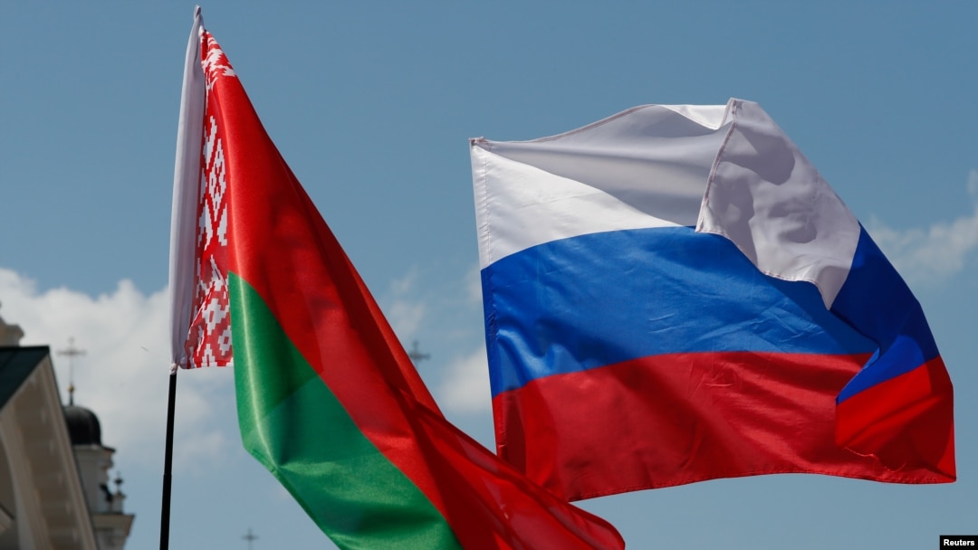 ARCHIVO - Las banderas de Bielorrusia y Rusia ondeando.