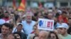 Sejumlah massa mengikuti aksi protes menentang usulan Prancis dalam konflik antara Makedonia Utara dan Bulgaria, pada aksi yang digelar di Skopje, Makedonia, pada 3 Juli 2022. (Foto: VOA)
