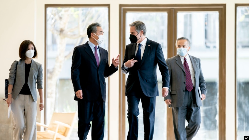 美国国务卿布林肯和中国外长王毅7月9日在印尼巴厘岛出席20国集团外长一次会议前边走边交谈。-美联社照片(photo:VOA)