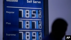 美国洛杉矶一家加油站6月16日的汽油价格居高不下。