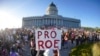 Massa berunjuk rasa di Gedung Capitol Utah di Salt Lake City, menentang keputusan Mahkamah Agung untuk membatalkan UU Perlindungan Hak Perempuan untuk Aborsi (Roe v. Wade), Jumat, 24 Juni 2022. (Foto AP/Rick Bowmer) 