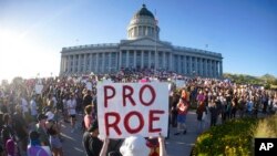 Sejumlah warga menghadiri protes mendukung hak aborsi di depan Gedung Capitol Negara Bagian Utah di Salt Lake City, Utah, pada 24 Juni 2022. Protes dilakukan setelah Mahkamah Agung AS mencabut hak aborsi. (Foto: AP/Rick Bowmer)