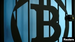 FOTO DE ARCHIVO: El logo de bitcoin se muestra en una puerta en una fotografía ilustrativa tomada en La Maison du Bitcoin en París el 11 de julio de 2014. REUTERS/Benoit Tessier