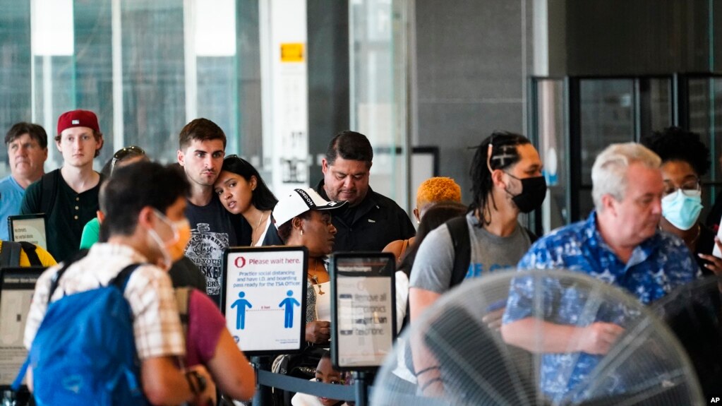 美国独立日小长假来临前夕，旅客在费城国际机场排队等待安检。(2022年7月1日)(photo:VOA)
