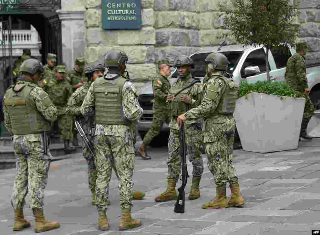 Fuerzas de seguridad patrullan el centro de Quito en los alrededores del Palacio Presidencial de Carondelet.&nbsp;