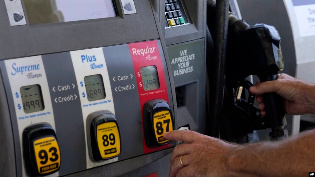 Một khách hàng đang bơm xăng ở một trạm xăng ở Miami, bang Florida