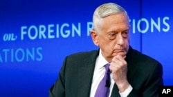 ARCHIVO - En esta foto del 3 de septiembre de 2019, el exsecretario de Defensa de Estados Unidos Jim Mattis escucha una pregunta durante su aparición en el Consejo de Relaciones Exteriores en Nueva York.