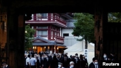 Warga memberikan penghormatan terakhir dan berdoa bagi mendiang PM Shinzo Abe di Kuil Zojoji, Tokyo, Senin (11/7). 