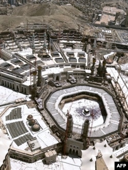 Suasana di sekitar Ka'bah (tengah) di Masjidil Haram, Makkah saat Arab Saudi menampung sekitar satu juta orang, termasuk 850.000 dari luar negeri, untuk beribadah haji, 4 Juli 2022. (Rania SANJAR / AFP)