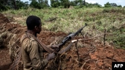 ARCHIVES - Un soldat des Forces armées de la République démocratique du Congo (FARDC) monte la garde sur une ligne de front, le 4 juillet 2019, dans la forêt de Wagu, dans l'est de la RD Congo.