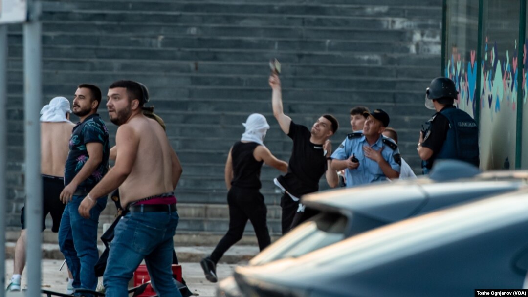 Да немало полиција немаше да има ниту уапсени ниту реакција на полицијата, рече првиот човек на МВР за негодувањата од јавноста кон полициската реакција за вчерашниот инцидент кај „Скендербег“