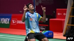 Pebulu tangkis Indonesia Chico Aura Dwi Wardoyo merayakan keberhasilannya meraih gelar tunggal putra Malaysia Masters 2022 setelah mengalahkan pemain asal Hong Kong, Ng Ka Long, di babak final yang digelar di Kuala Lumpur, pada 10 Juli 2022. (Foto: AFP/Mohd Rasfan)