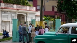 Archivo - Diplomáticos de varios países esperan fuera del edificio del tribunal donde se lleva a cabo un juicio contra los artistas cubanos Luis Manuel Otero Alcántara y Maykel Castillo en La Habana, Cuba, el lunes 30 de mayo de 2022. (AP/Ramón Espinosa)